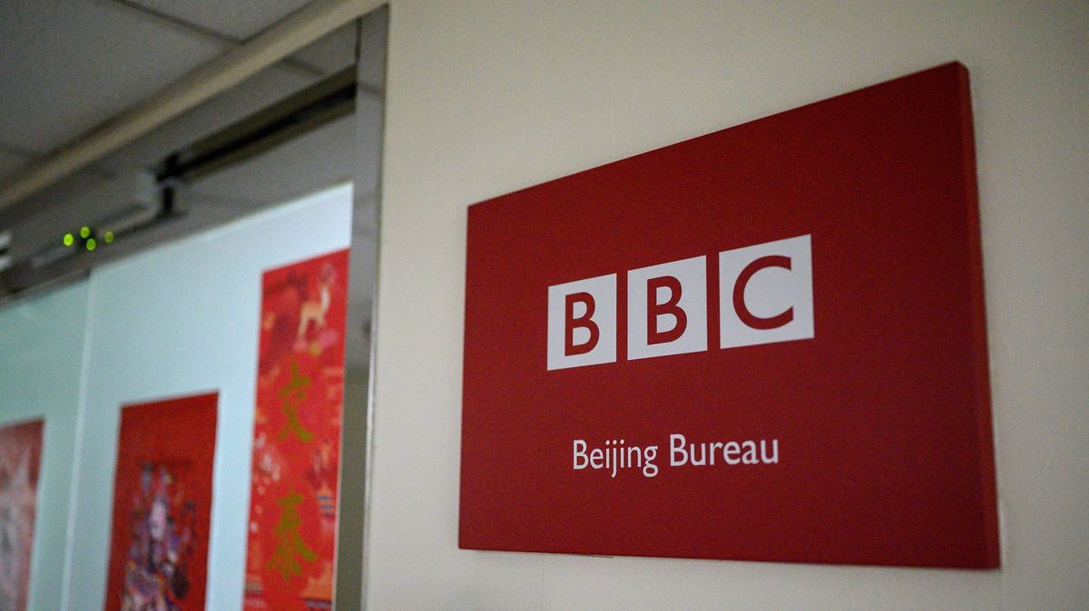 Čína versus BBC. Zrušte zákaz vysílání, vyzvala zemi EU